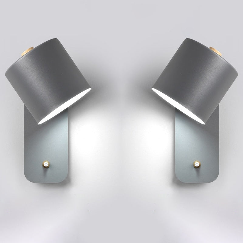 Detail van de moderne LED wandlamp in wit, met focus op de schakelaar
