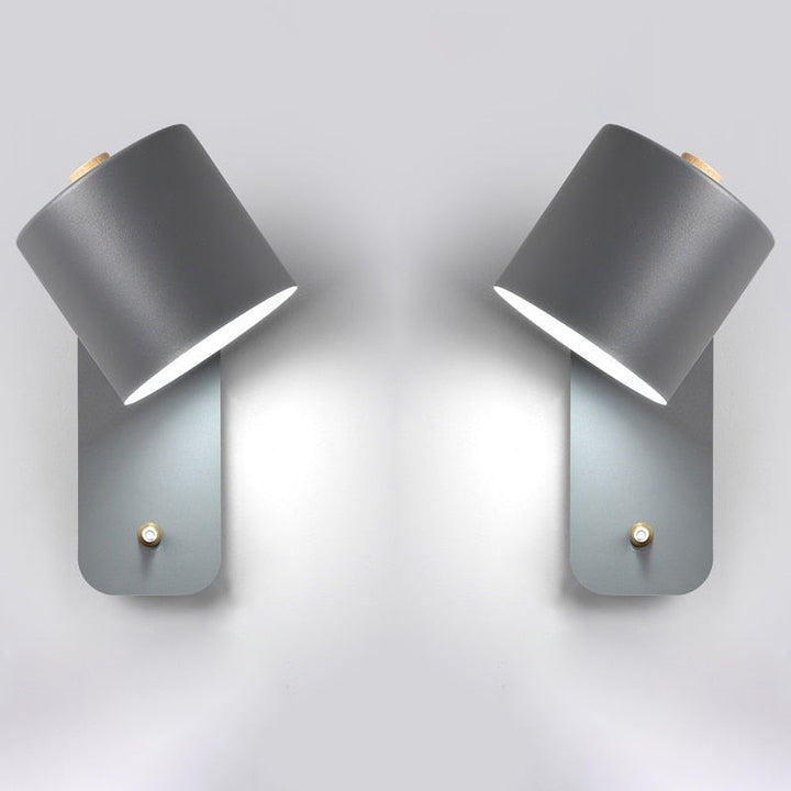 Detail van de moderne LED wandlamp in wit, met focus op de schakelaar