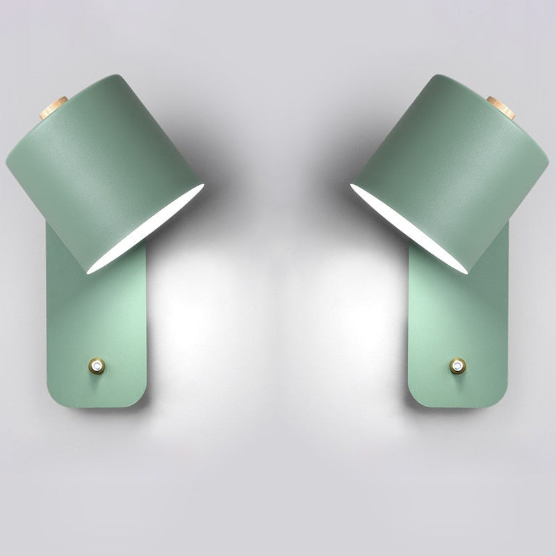 Detail van de moderne LED wandlamp in groen, met focus op de schakelaar