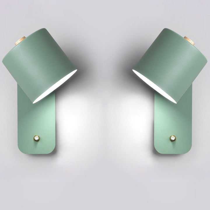 Detail van de moderne LED wandlamp in groen, met focus op de schakelaar