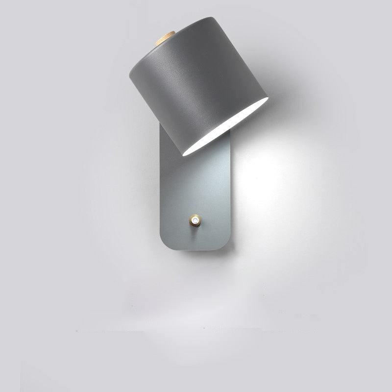 Sfeervolle weergave van een moderne LED wandlamp in een interieur