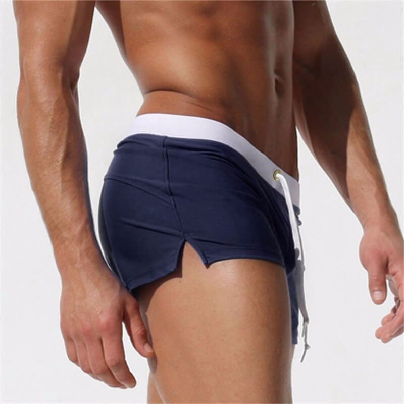 Opgevouwen moderne heren zwembroek, compact en praktisch voor je vakantiekoffer.