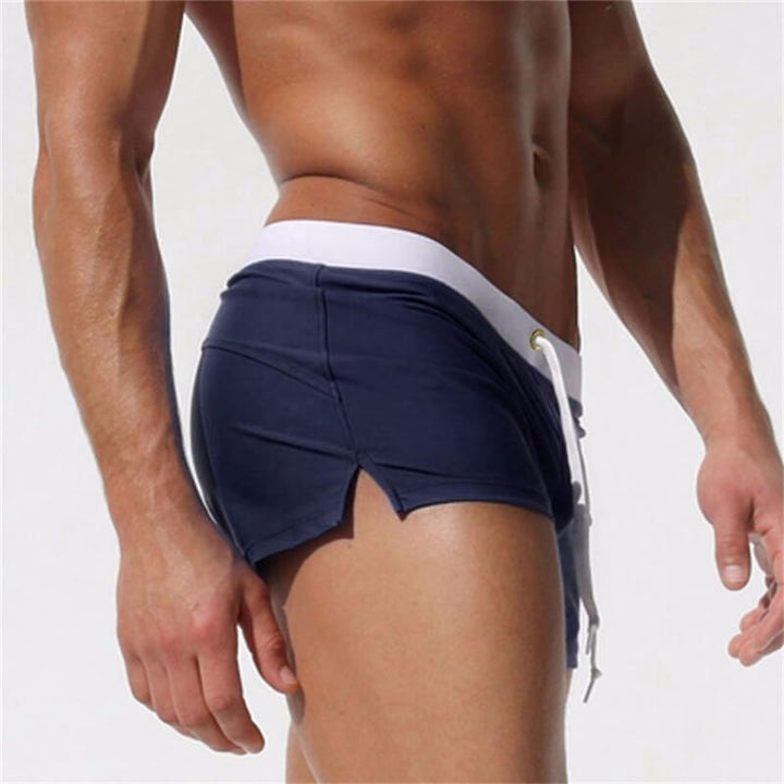 Opgevouwen moderne heren zwembroek, compact en praktisch voor je vakantiekoffer.