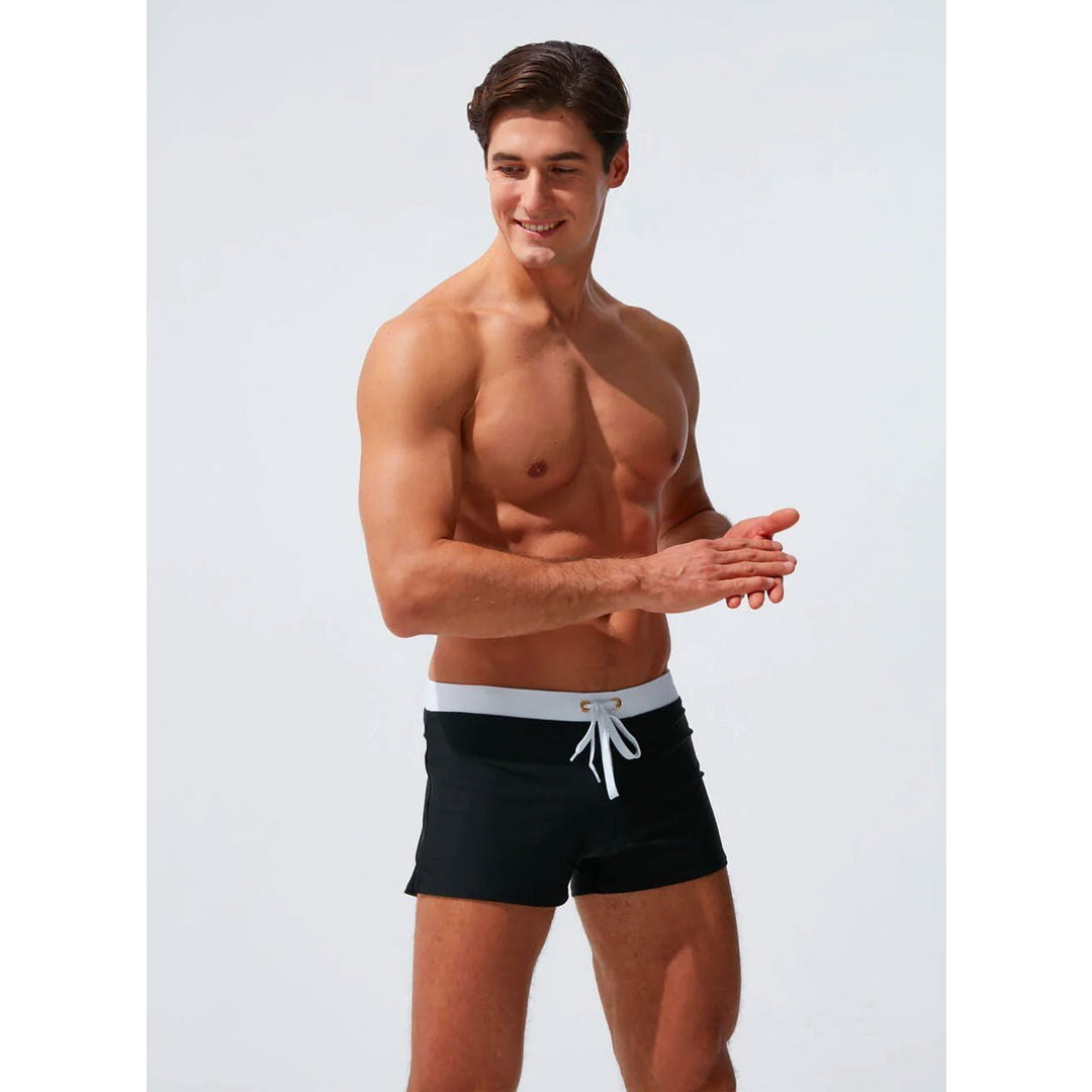 Stijlvolle zwarte heren zwembroek, comfortabele badkleding voor wateravonturen.