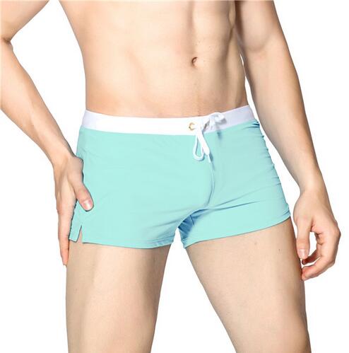 Moderne heren zwembroek bij het zwembad, trendy en comfortabele badkleding.