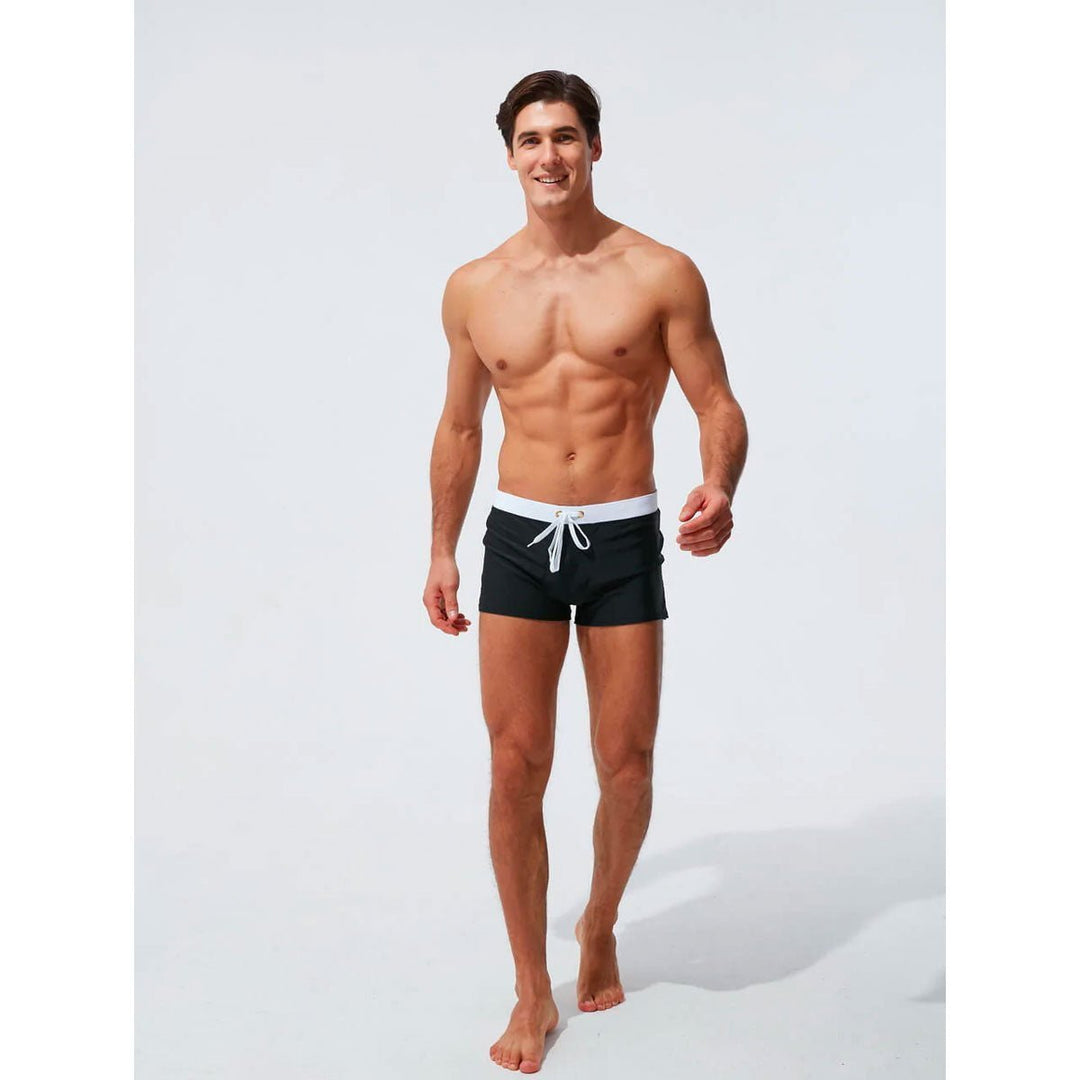 Gestreepte moderne heren zwemshort, trendy strandmode voor een frisse zomerlook.