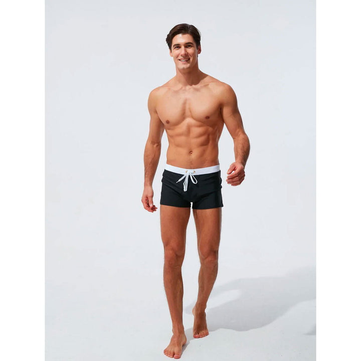 Gestreepte moderne heren zwemshort, trendy strandmode voor een frisse zomerlook.