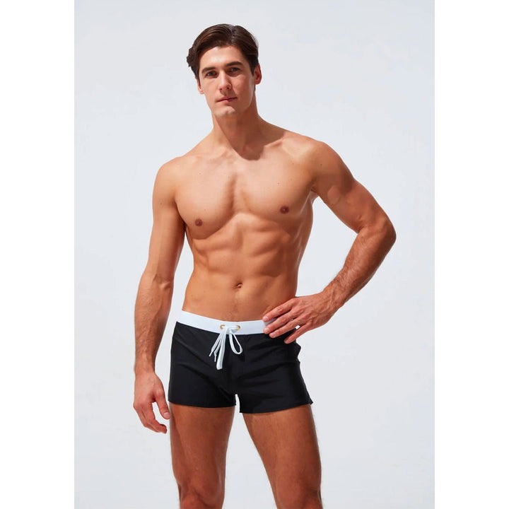 Zijkant moderne heren zwembroek, comfortabele en stijlvolle badkleding voor de zomer.