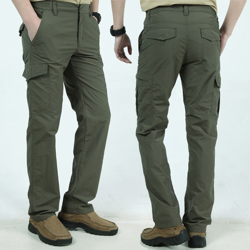 Moderne heren cargobroek met klepzakken, gemaakt van robuust materiaal, verkrijgbaar in stijlvolle kleuren zoals Beige, Blauw, Grijs en Zwart.