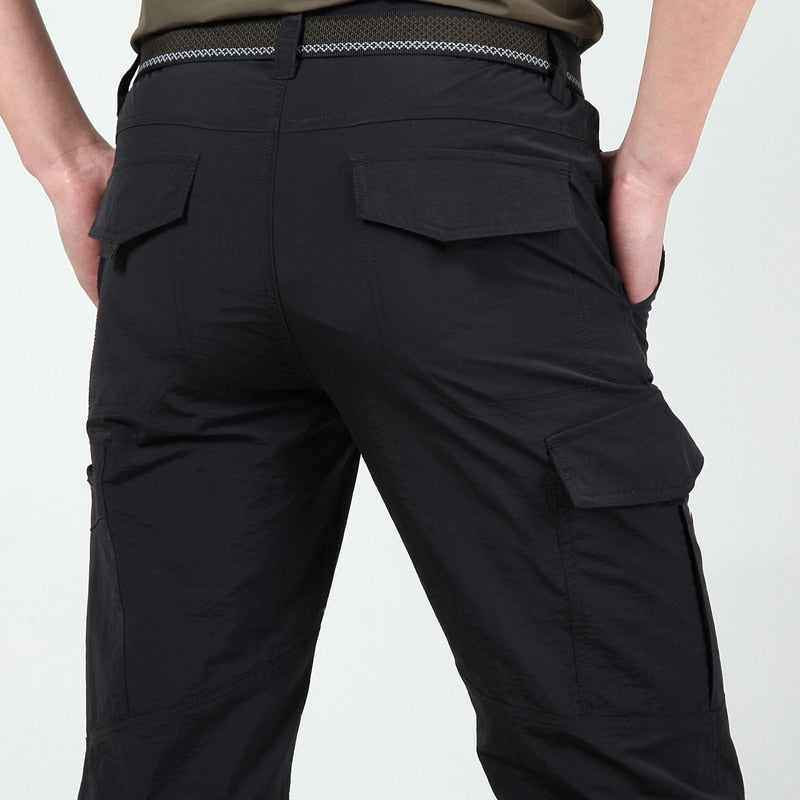 Moderne heren cargobroek met klepzakken, gemaakt van robuust materiaal, verkrijgbaar in stijlvolle kleuren zoals Beige, Blauw, Grijs en Zwart.