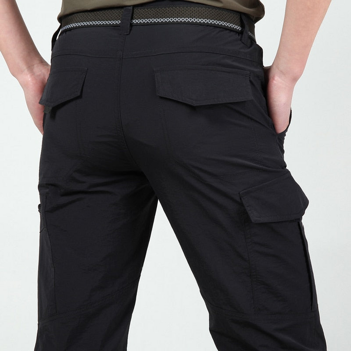 Moderne heren cargobroek met klepzakken, gemaakt van robuust materiaal, verkrijgbaar in stijlvolle kleuren zoals Beige, Blauw, Grijs en Zwart.