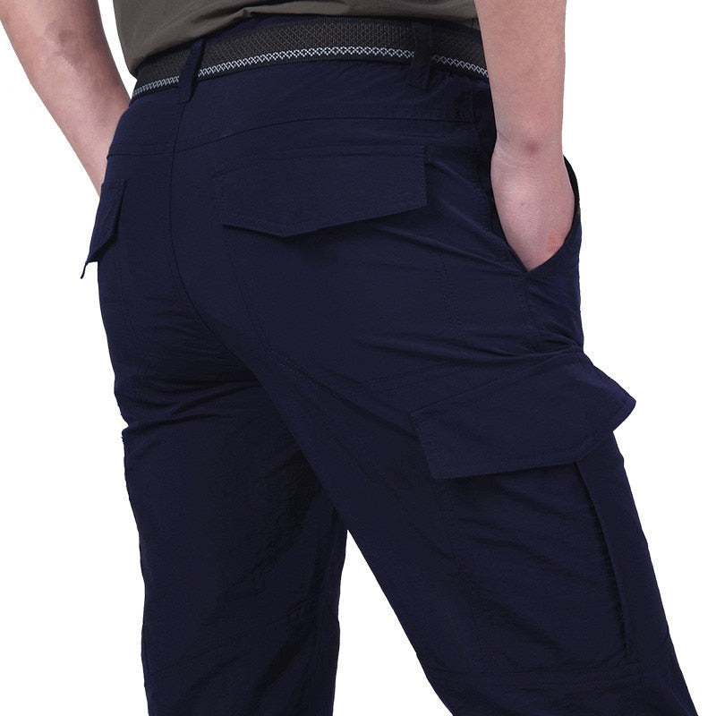 Moderne heren cargobroek met klepzakken, gemaakt van robuust materiaal, verkrijgbaar in stijlvolle kleuren zoals Beige, Blauw, Grijs en Zwart.