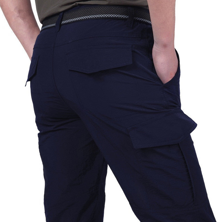 Moderne heren cargobroek met klepzakken, gemaakt van robuust materiaal, verkrijgbaar in stijlvolle kleuren zoals Beige, Blauw, Grijs en Zwart.