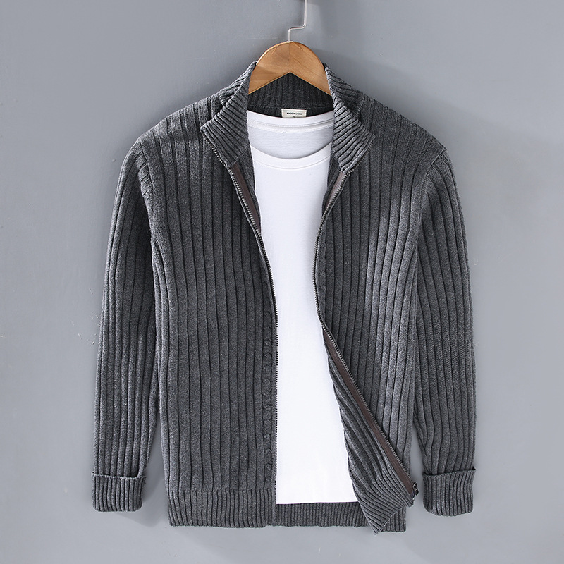 Modern herenvest van katoen, elegant en comfortabel, in klassieke kleuren, vooraanzicht, perfect voor elke gelegenheid.