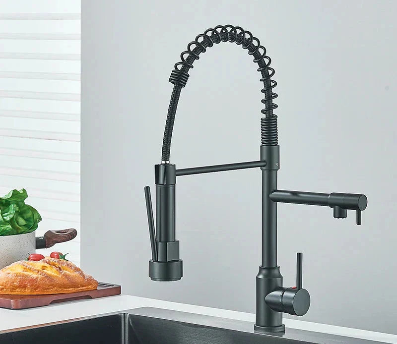 Moderne keukenkraan met 360° draaifunctie, geborsteld nikkel afwerking, ideaal voor elke keuken.