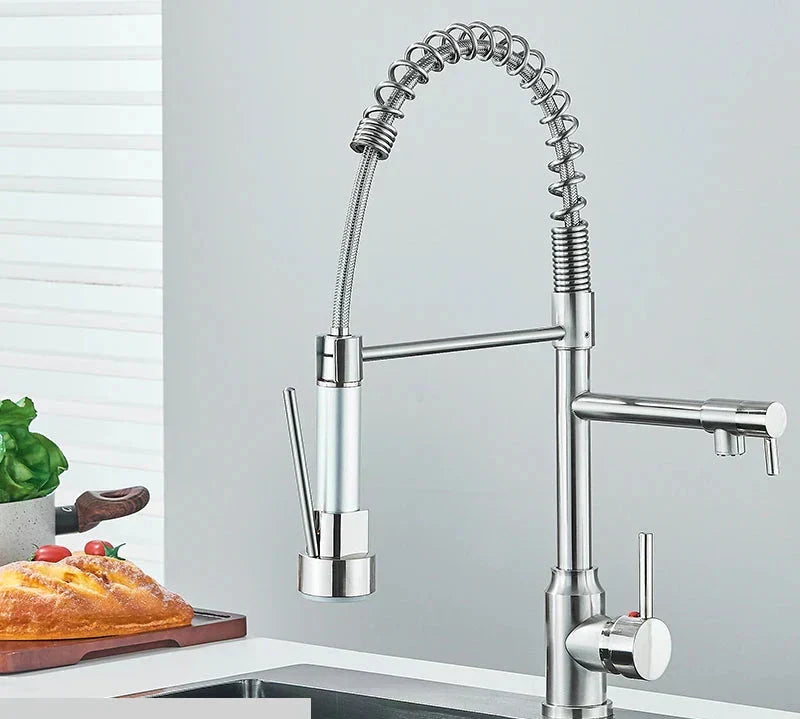 Nieuwe RVS keukenkraan met 360° draaifunctie en strakke chroom look, perfect voor de moderne keuken.