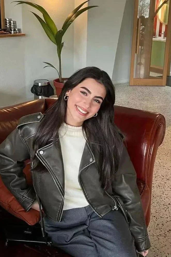 Dames korte bikerjack in leerlook, groen, met ritssluiting en riem