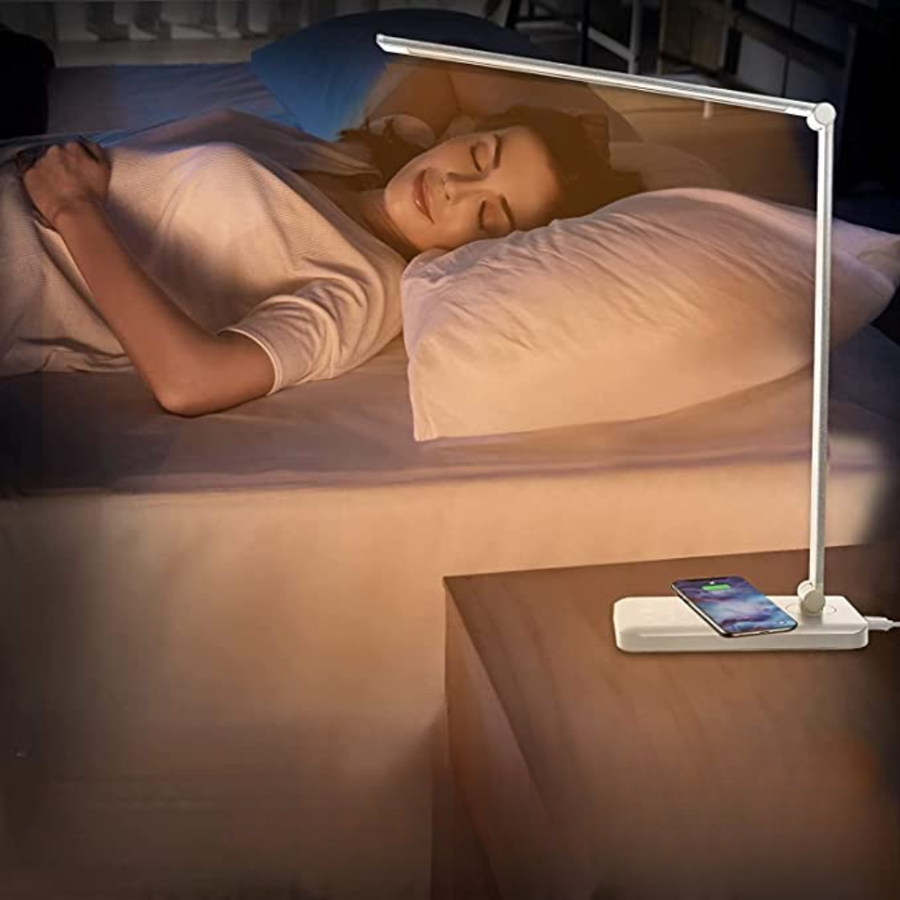 Moderne LED bureaulamp BrightEase met flexibele arm, dimbaar licht & USB oplaadpoort, ideaal voor werkplek.