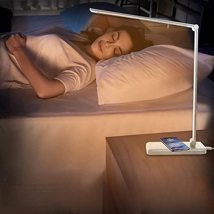 Moderne LED bureaulamp BrightEase met flexibele arm, dimbaar licht & USB oplaadpoort, ideaal voor werkplek.