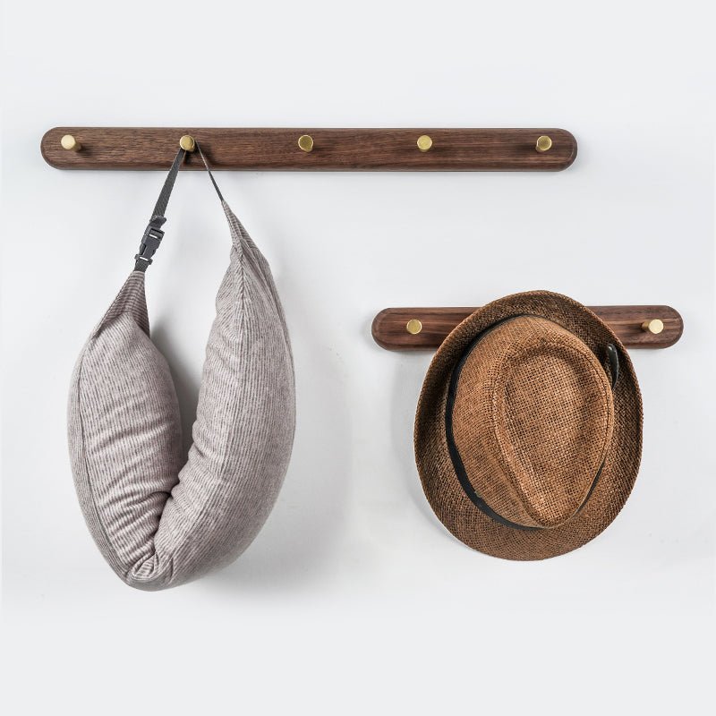 Moderne LignaHook wandkapstok van natuurlijk hout met messing haken. Perfect voor hal organisatie en design interieur.