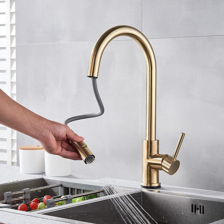 Moderne MALORIA keukenkraan met bewegingssensor voor handsfree hygiëne en comfort in de keuken.