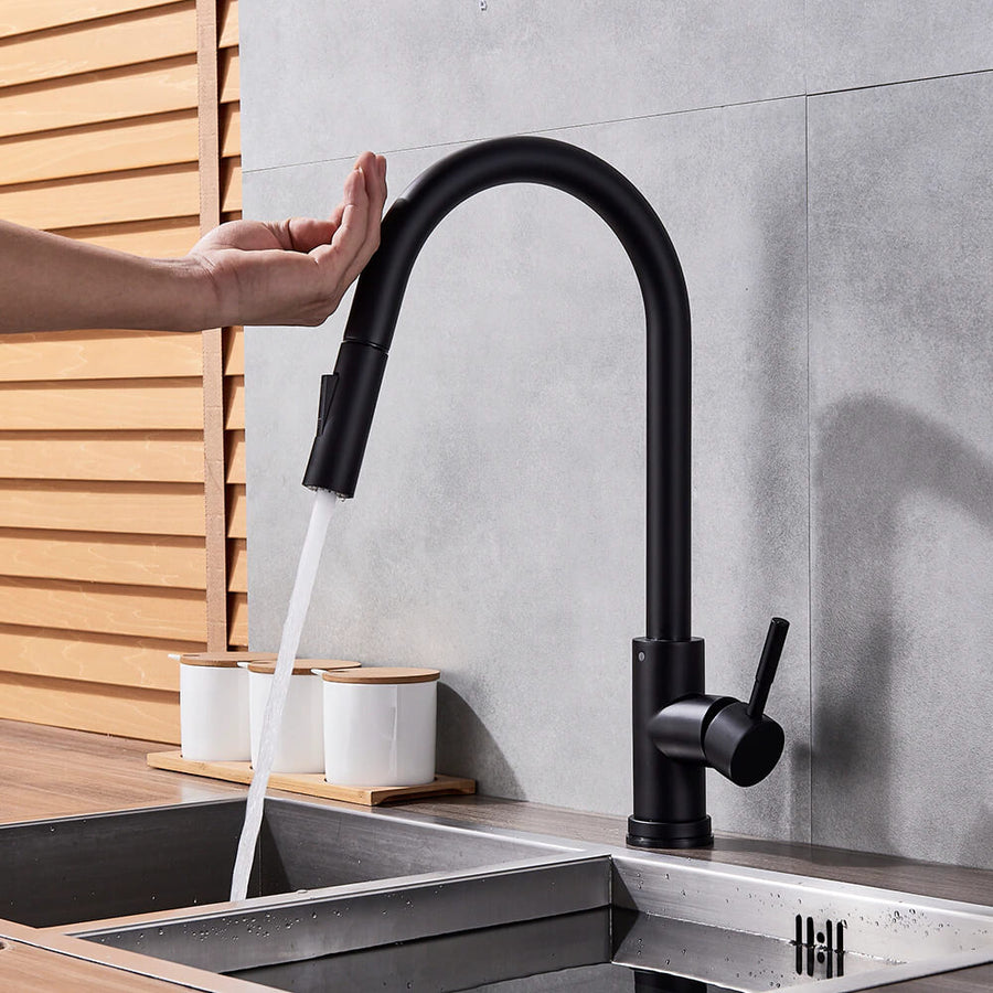 Gouden MALORIA keukenkraan met slimme bewegingssensor. Luxe hygiëne voor je moderne keuken.