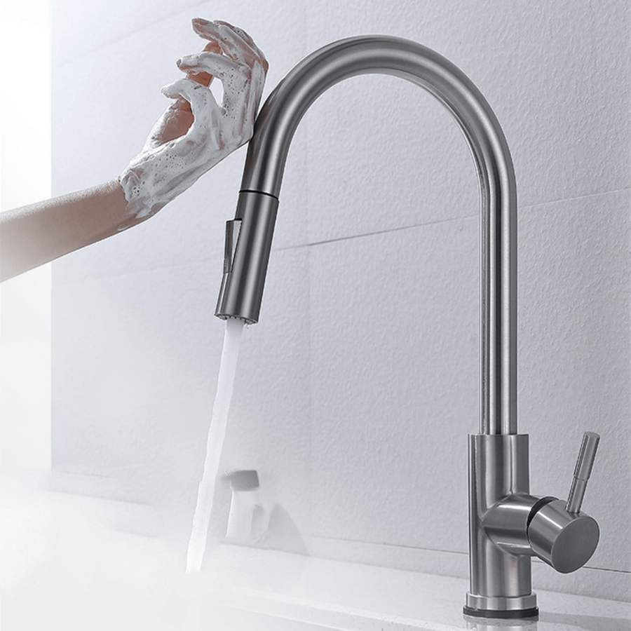 Water stroomt handsfree uit de MALORIA keukenkraan met bewegingssensor, optimale hygiëne gegarandeerd.