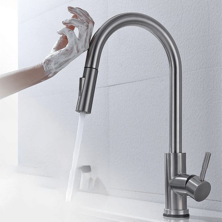 Water stroomt handsfree uit de MALORIA keukenkraan met bewegingssensor, optimale hygiëne gegarandeerd.