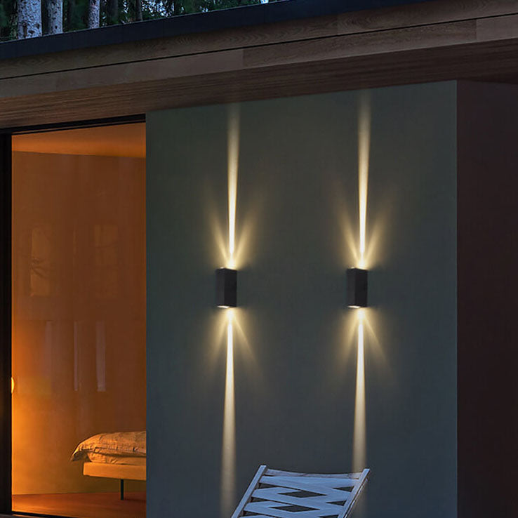 Moderne zwarte LED-wandlamp, waterdicht, strak design, geschikt voor buitengebruik zoals terras en tuin.