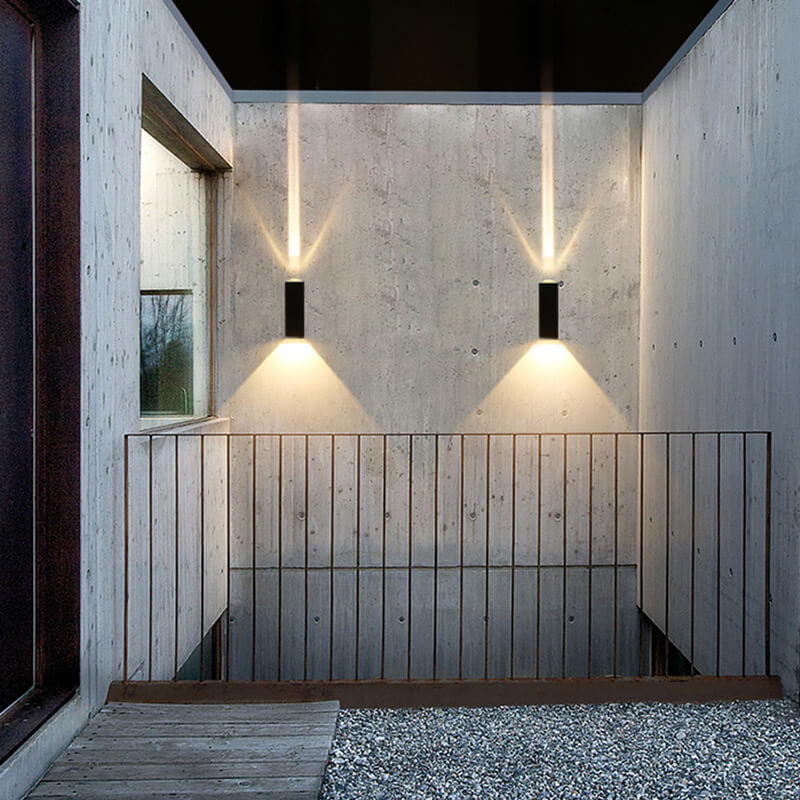 Moderne zwarte LED-wandlamp, waterdicht, strak design, geschikt voor buitengebruik zoals terras en tuin.