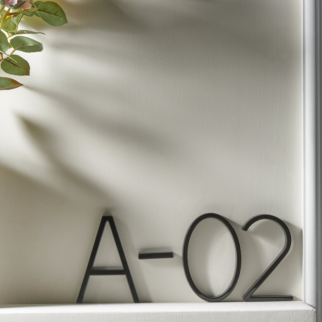 Hoge kwaliteit zwarte zwevende huisnummers (Numbré), geeft een moderne en luxe touch aan je gevel.