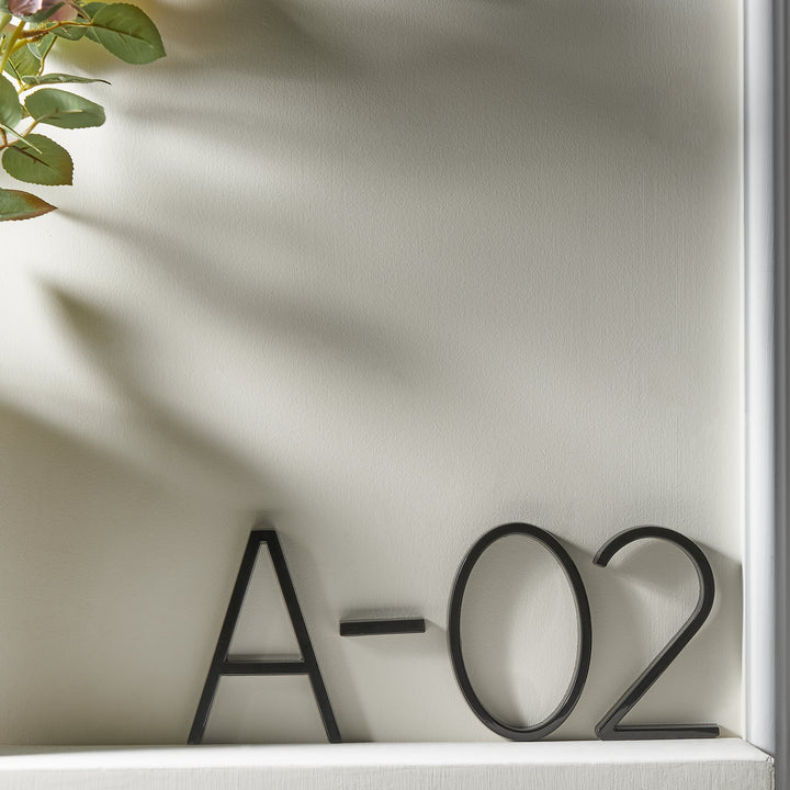 Hoge kwaliteit zwarte zwevende huisnummers (Numbré), geeft een moderne en luxe touch aan je gevel.