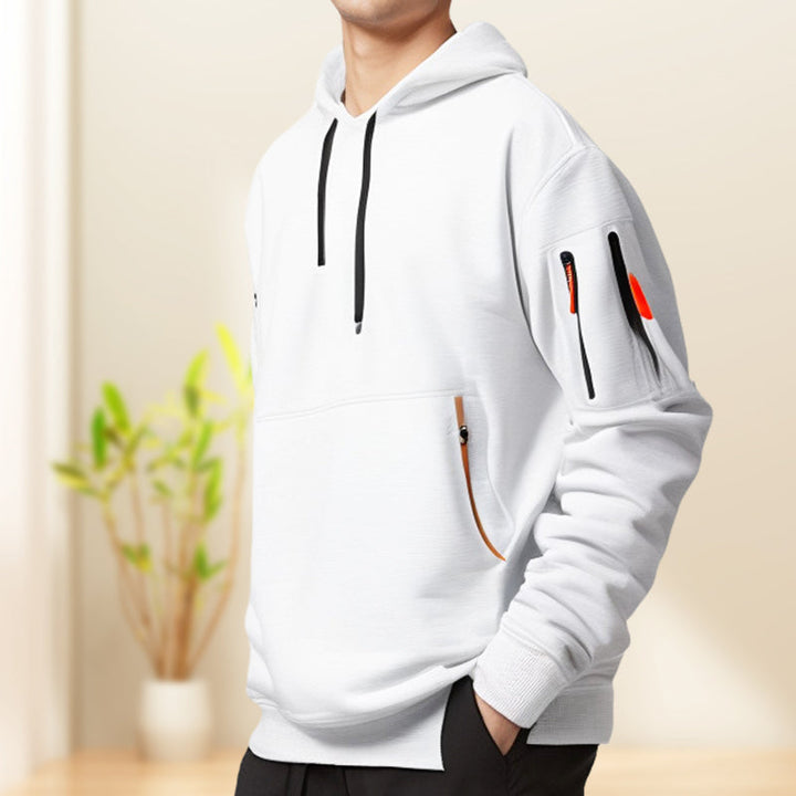Zijaanzicht van de grijze Adriano Hoodie, met aandacht voor de mouwen en pasvorm.