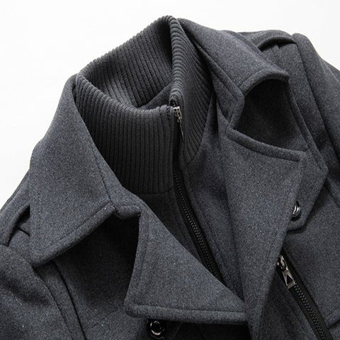 Achterkant van een moderne, dubbellaagse winterjas voor heren, stijlvol in zwart met een elegante pasvorm, warm en functioneel.