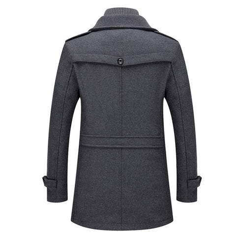 Een moderne, dubbellaagse winterjas voor heren, stijlvol in zwart met een elegante pasvorm, warm en functioneel.