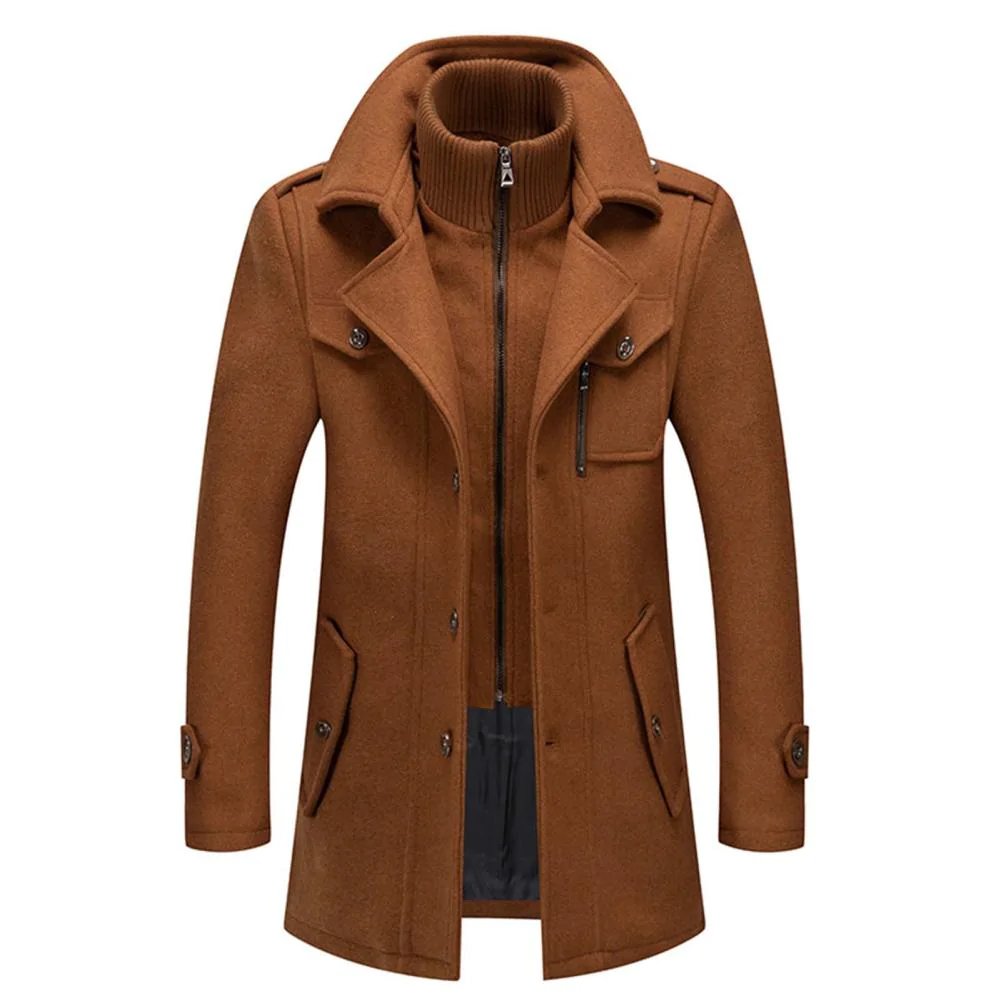 Een moderne, dubbellaagse winterjas voor heren, stijlvol in zwart met een elegante pasvorm, warm en functioneel.