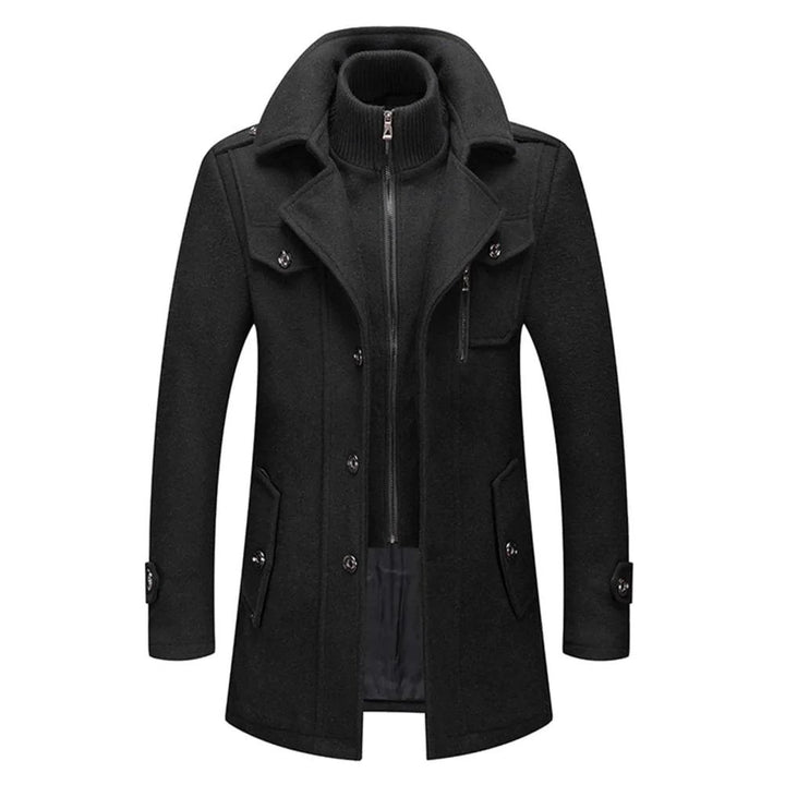 Een moderne, dubbellaagse winterjas voor heren, stijlvol in zwart met een elegante pasvorm, warm en functioneel.