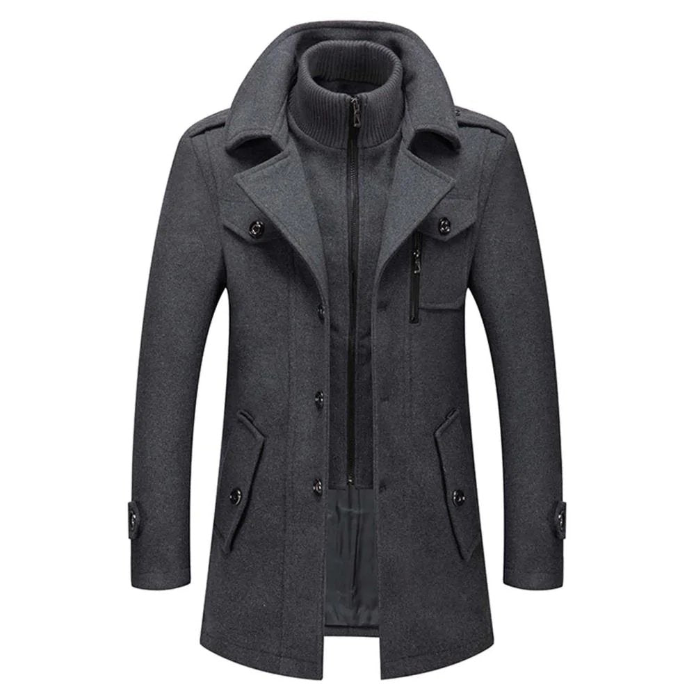 Een moderne, dubbellaagse winterjas voor heren, stijlvol in zwart met een elegante pasvorm, warm en functioneel.