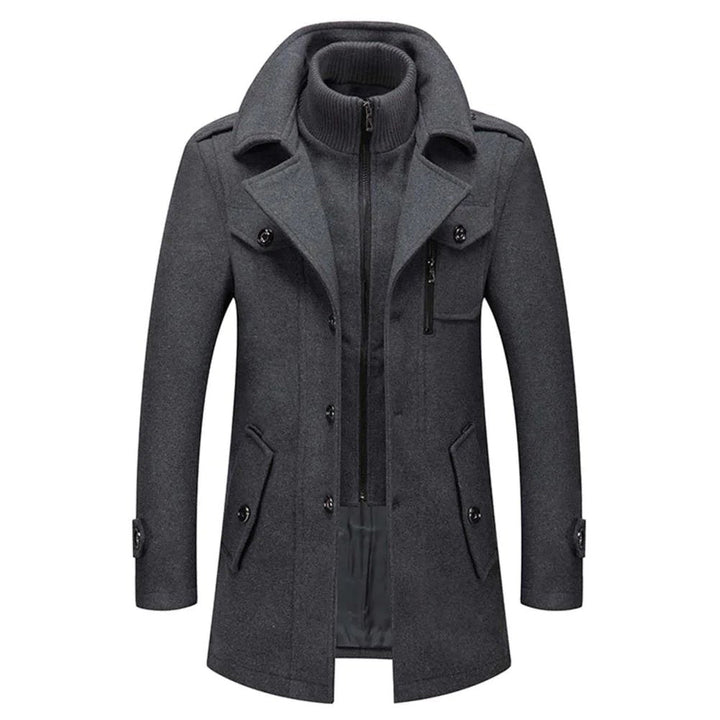Een moderne, dubbellaagse winterjas voor heren, stijlvol in zwart met een elegante pasvorm, warm en functioneel.