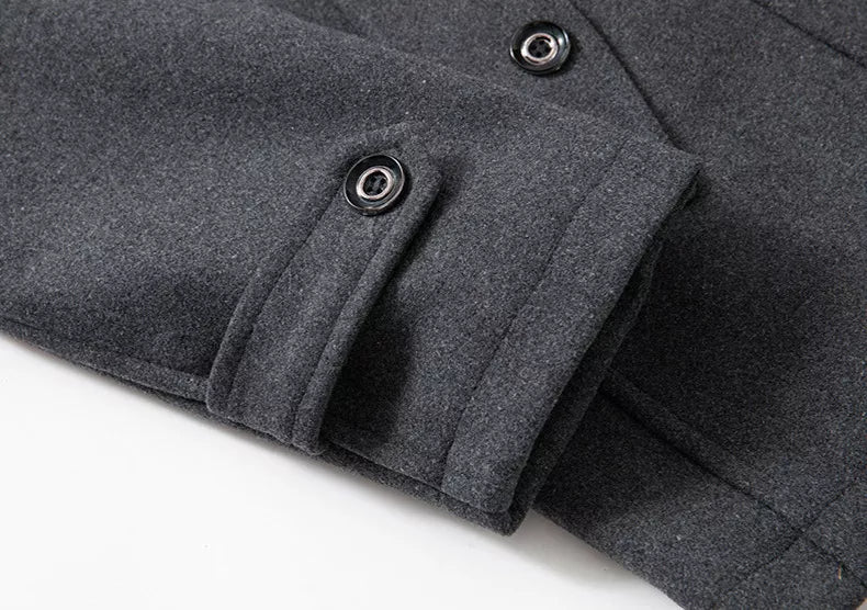 Een moderne, dubbellaagse winterjas voor heren, stijlvol in zwart met een elegante pasvorm, warm en functioneel.