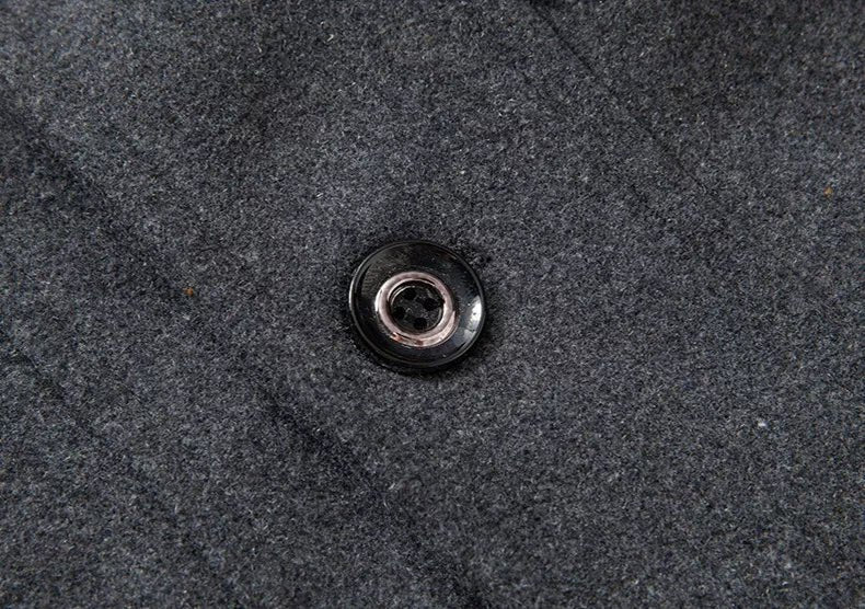 Een moderne, dubbellaagse winterjas voor heren, stijlvol in zwart met een elegante pasvorm, warm en functioneel.