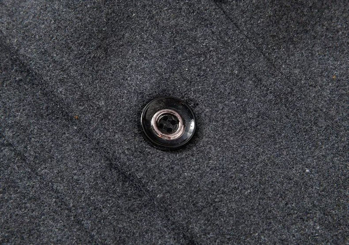 Een moderne, dubbellaagse winterjas voor heren, stijlvol in zwart met een elegante pasvorm, warm en functioneel.