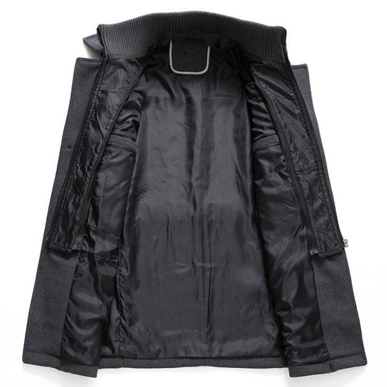 Een moderne, dubbellaagse winterjas voor heren, stijlvol in zwart met een elegante pasvorm, warm en functioneel.