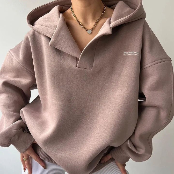 Moderne warme dames hoodie in minimalistisch design voor gezellige winterdagen, combineerbaar met jeans of leggings.