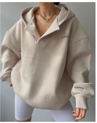 Stijlvolle dames hoodie in een neutrale kleur, ideaal voor dagelijks gebruik in de winter.