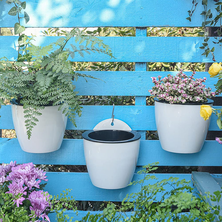 Moderne witte hangende plantenbak met zelfirrigatie voor binnen en buiten, ruimtebesparend en decoratief.