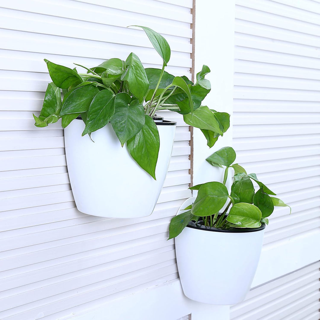 Moderne witte hangende plantenbak met zelfirrigatie voor binnen en buiten, ruimtebesparend en decoratief.