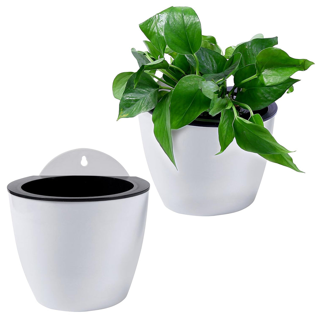 Moderne witte hangende plantenbak met zelfirrigatie voor binnen en buiten, ruimtebesparend en decoratief.
