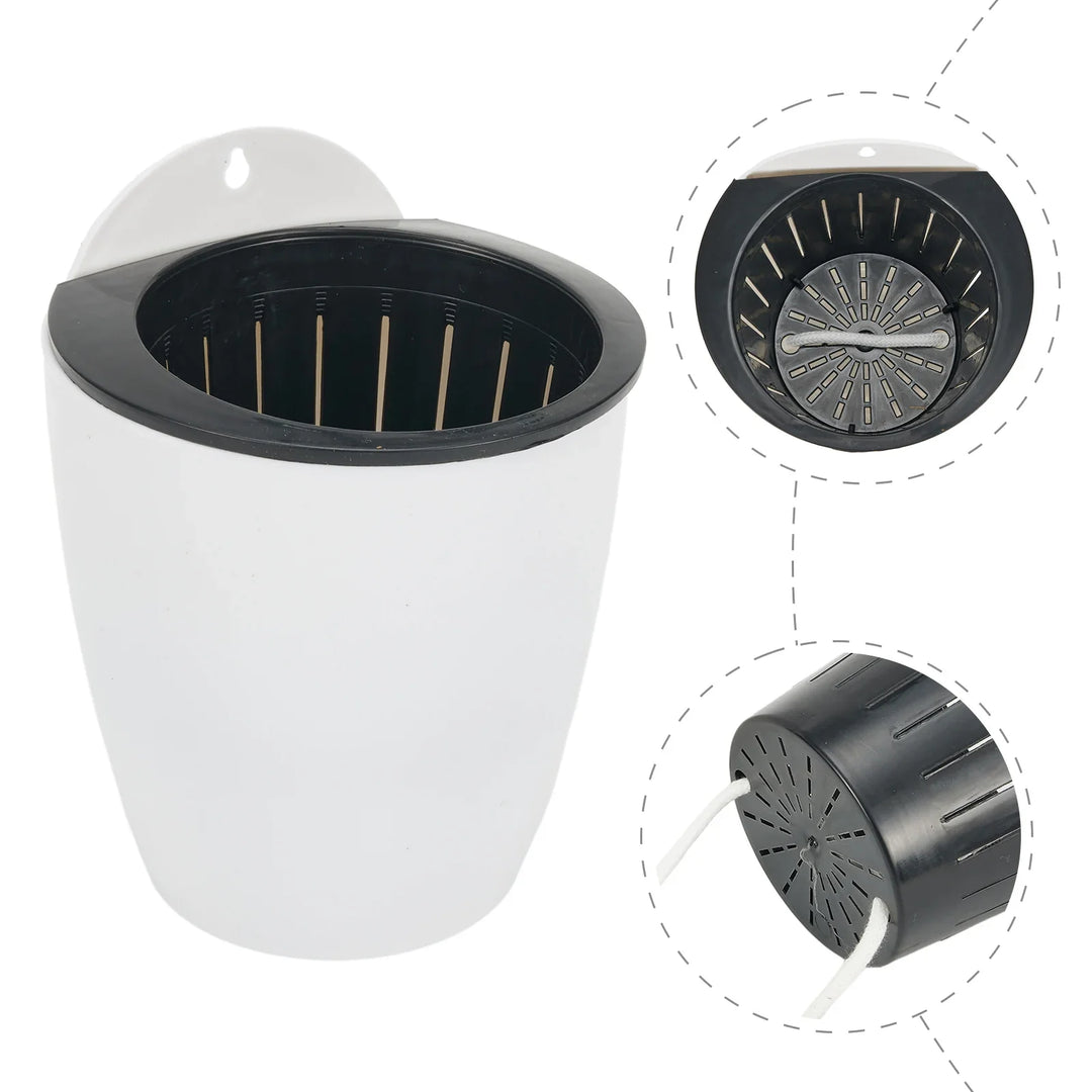 Moderne witte hangende plantenbak met zelfirrigatie voor binnen en buiten, ruimtebesparend en decoratief.