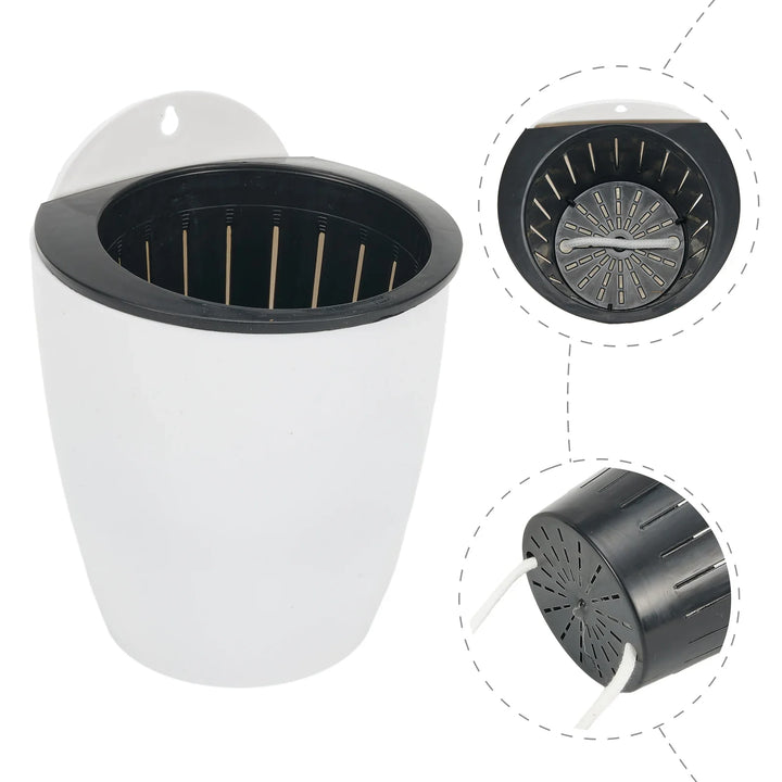 Moderne witte hangende plantenbak met zelfirrigatie voor binnen en buiten, ruimtebesparend en decoratief.